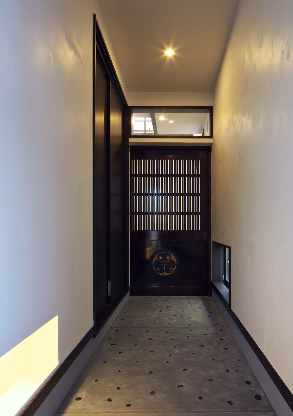 サムネール：土間まで続く京町家風の玄関